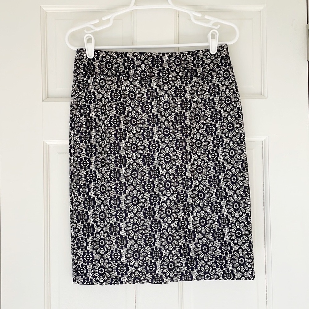 BANANA REPUBLIC skirt size 2 blue white floral pattern straight skirt